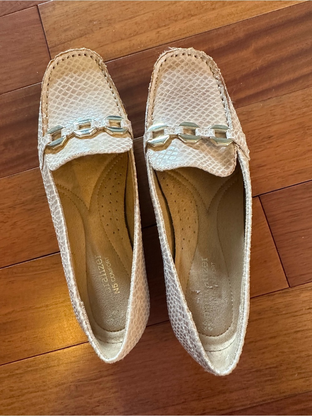 Brand New Naturalizer Beige Snake-Texture Loafers with Gold Chain